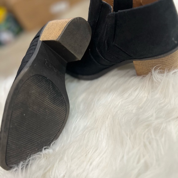 Quipid ankle booties. Super cute and comfy. - Picture 2 of 3